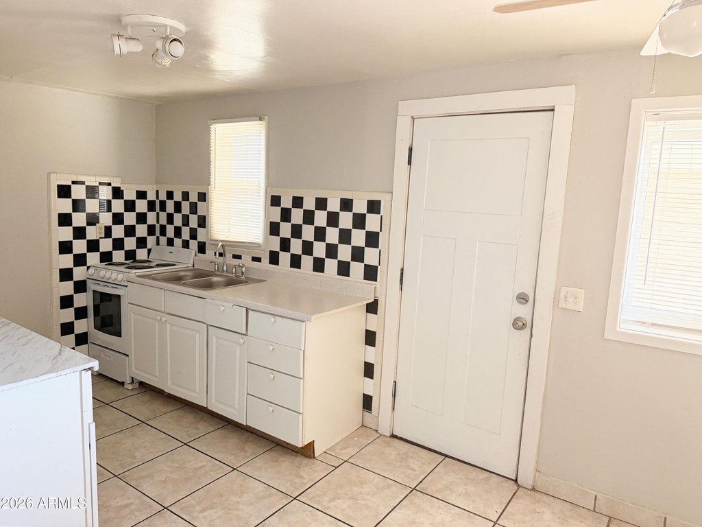 1125 E Devonshire Avenue - Photo 2