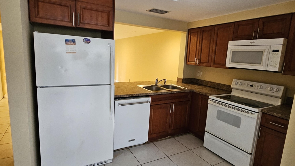4621 Nw 88th Avenue - Photo 3