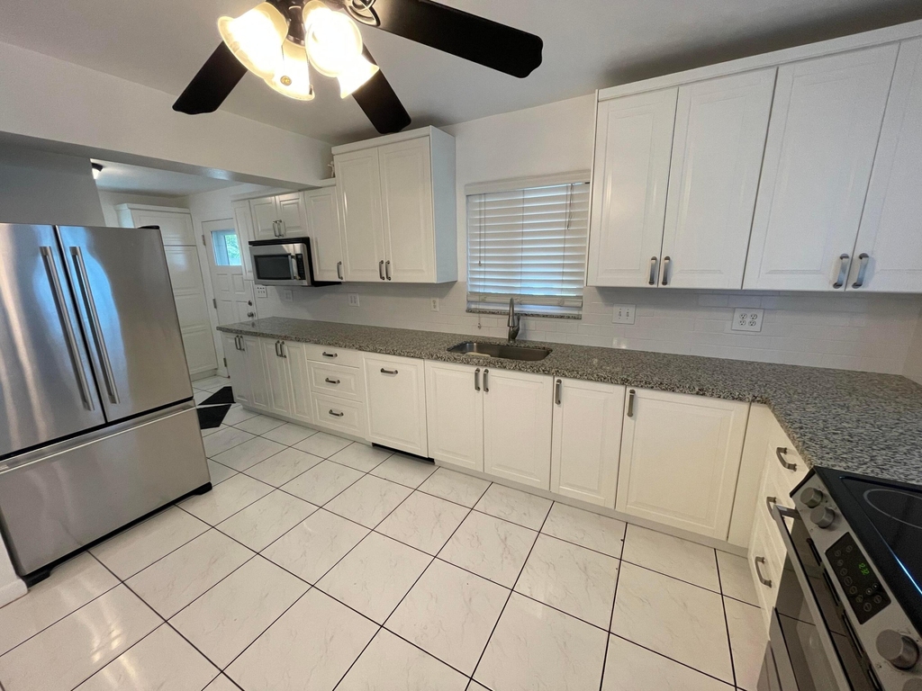 845 Nw 10th Avenue - Photo 1