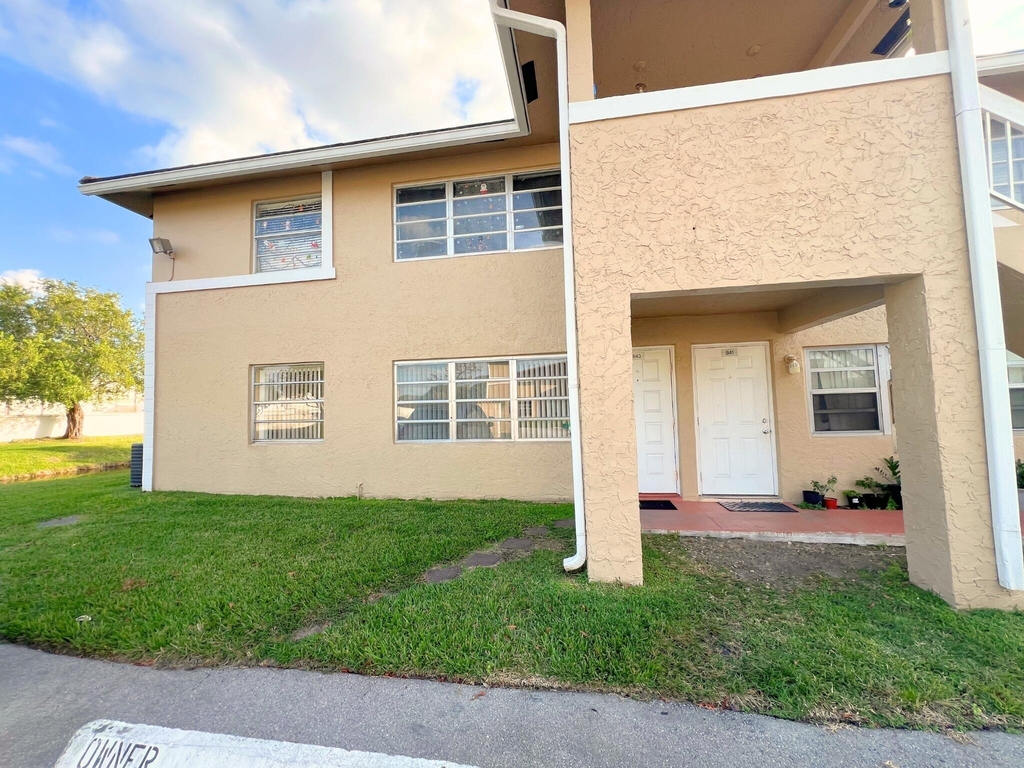843 Twin Lakes Drive - Photo 0