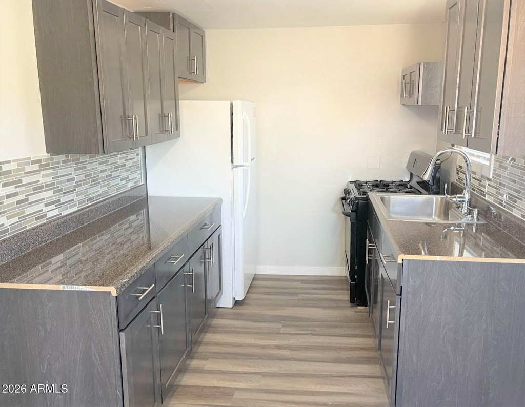 1125 E Devonshire Avenue - Photo 2