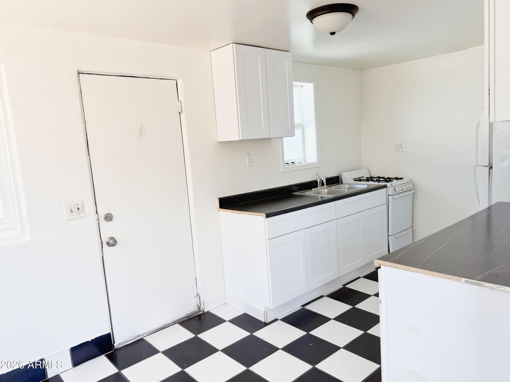1125 E Devonshire Avenue - Photo 3
