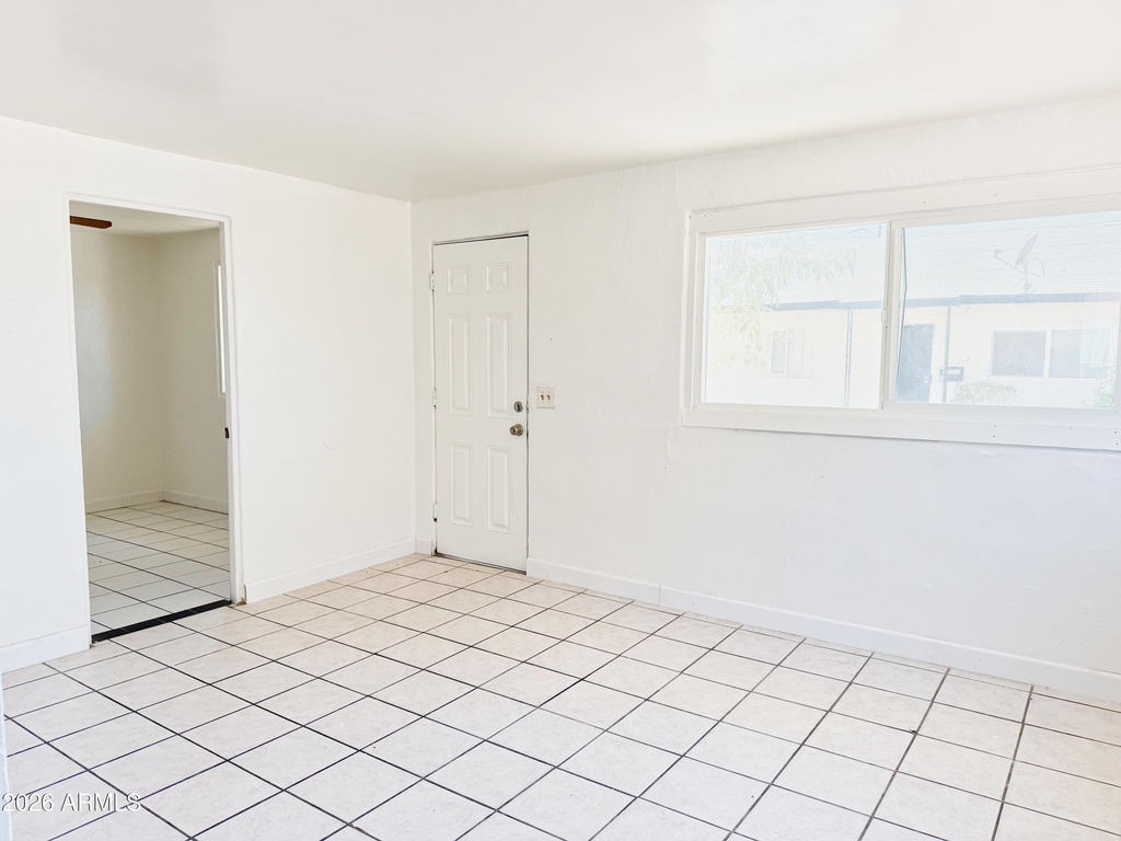 1125 E Devonshire Avenue - Photo 2
