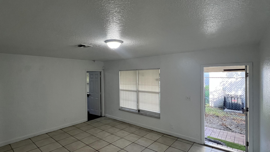 2421 Nw 8th Place - Photo 4