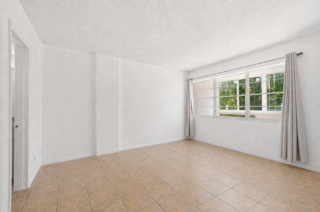 1333 E Hallandale Beach Boulevard - Photo 6