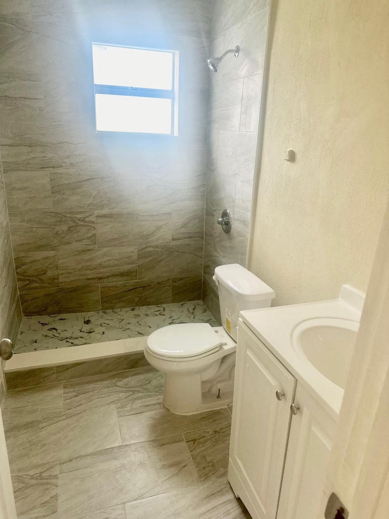 22 Nw 8th Avenue Nw - Photo 2