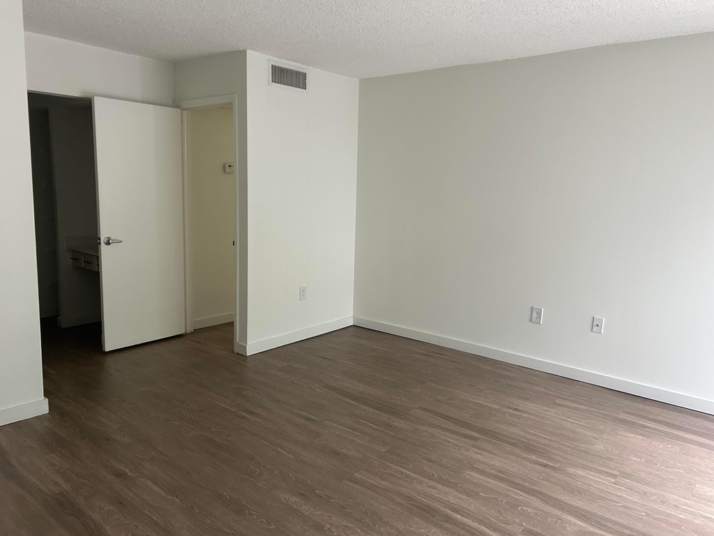 4108 N Pine Island Road - Photo 4