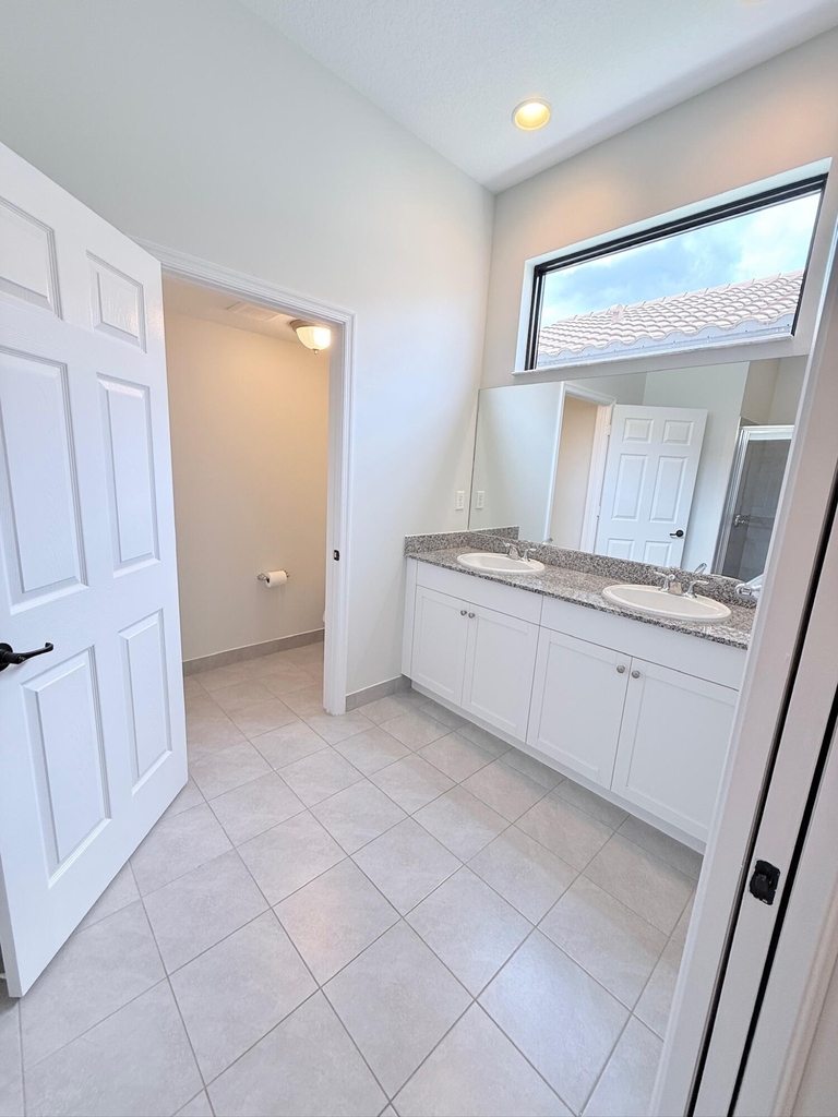 5489 Soria Avenue - Photo 15