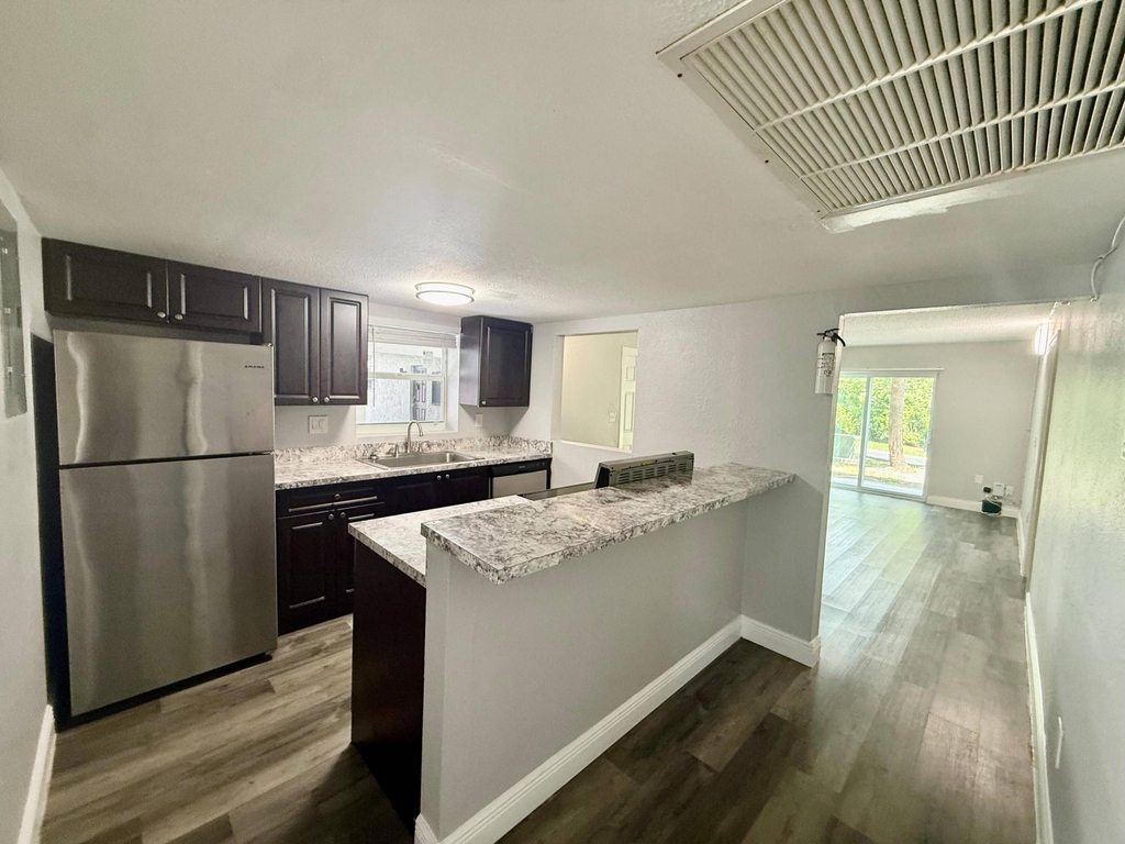726 Sw 81st Avenue - Photo 0