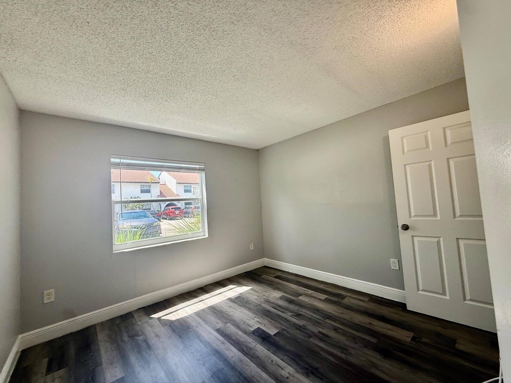 726 Sw 81st Avenue - Photo 6