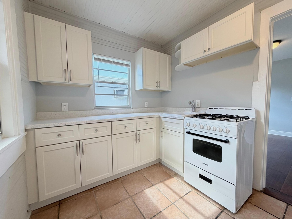 318 S K Street - Photo 1