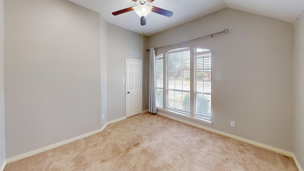 1629 Bennington Drive - Photo 12