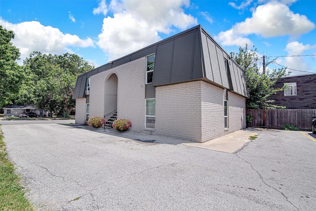 304 E Mitchell Street - Photo 0
