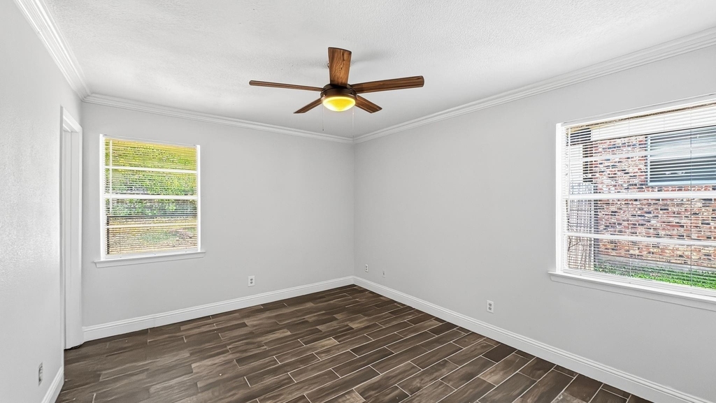 1421 Meadowcrest Drive - Photo 4