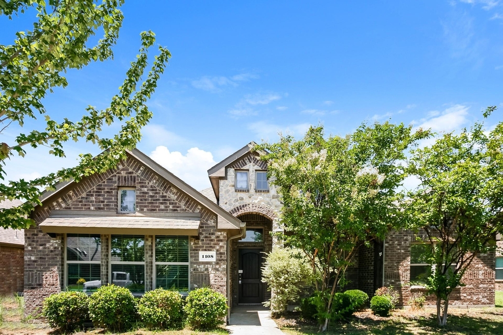 1108 Colonial Drive - Photo 1