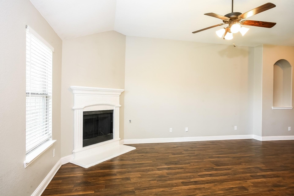 1108 Colonial Drive - Photo 3