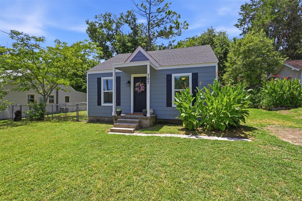 707 W Water Street - Photo 1