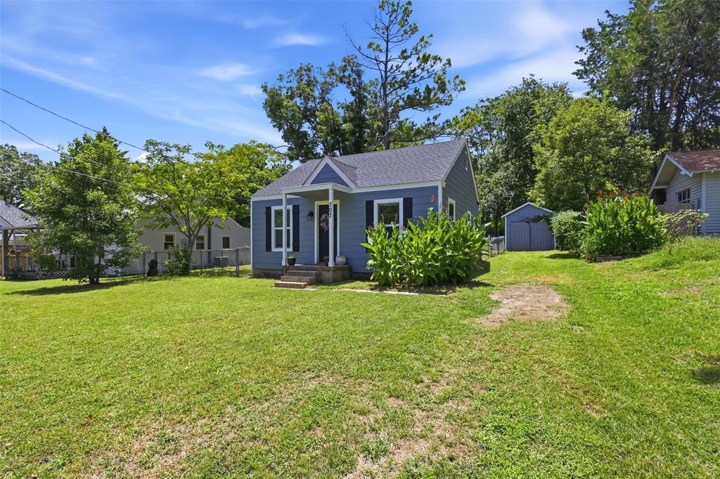 707 W Water Street - Photo 2