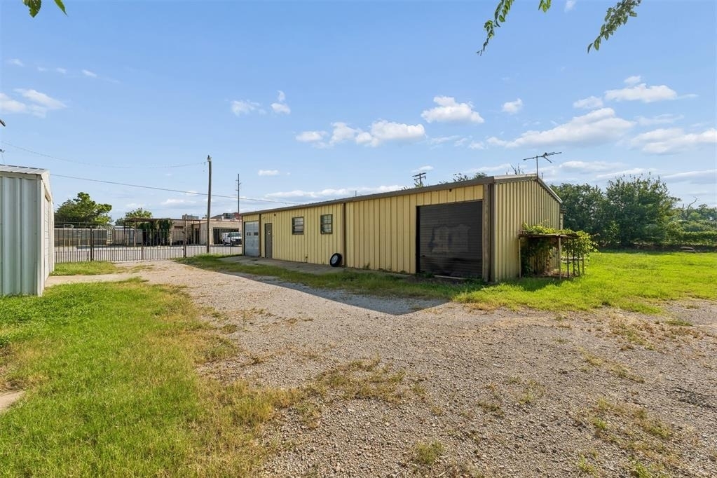 902 N Purdue Avenue - Photo 9