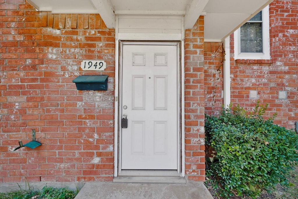 1949 Shorewood Drive - Photo 4