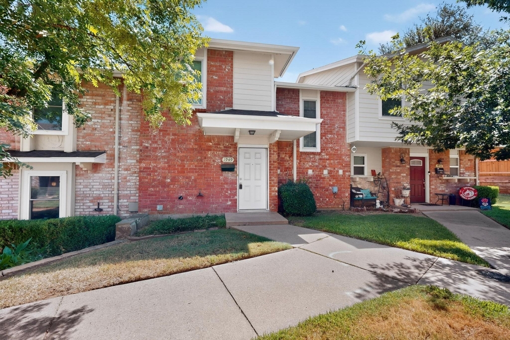1949 Shorewood Drive - Photo 3