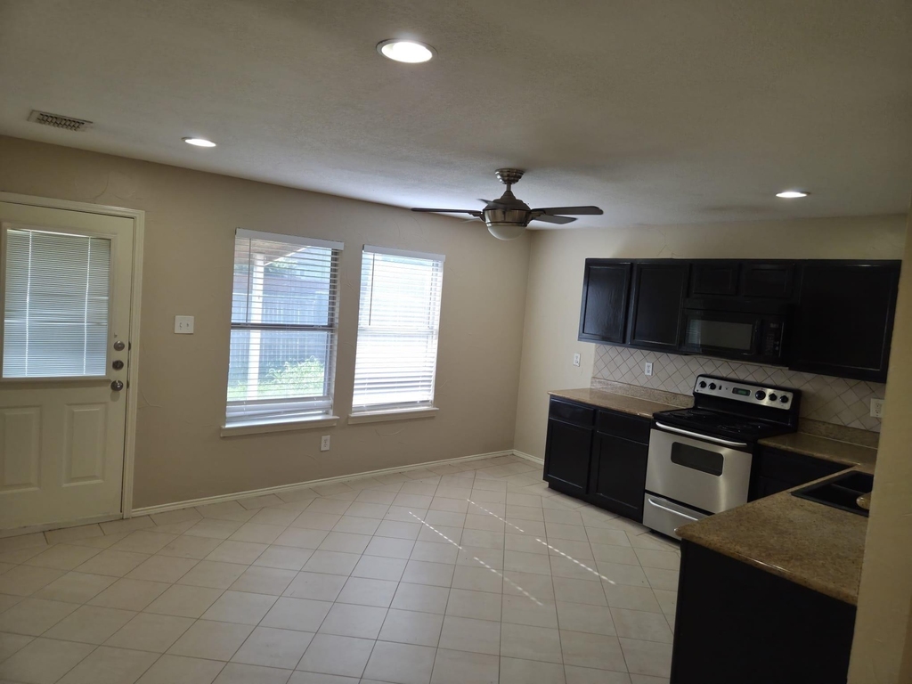 8704 Hunters Creek Drive - Photo 7