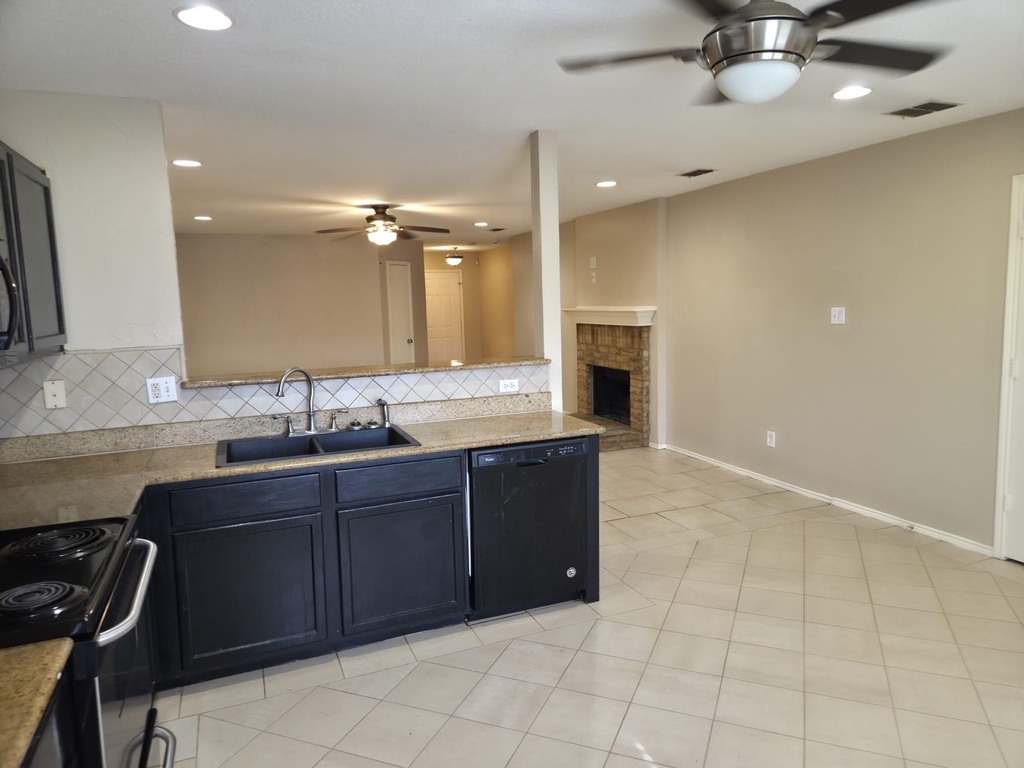 8704 Hunters Creek Drive - Photo 9