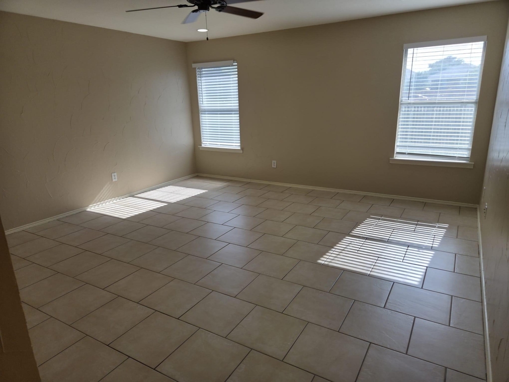 8704 Hunters Creek Drive - Photo 4