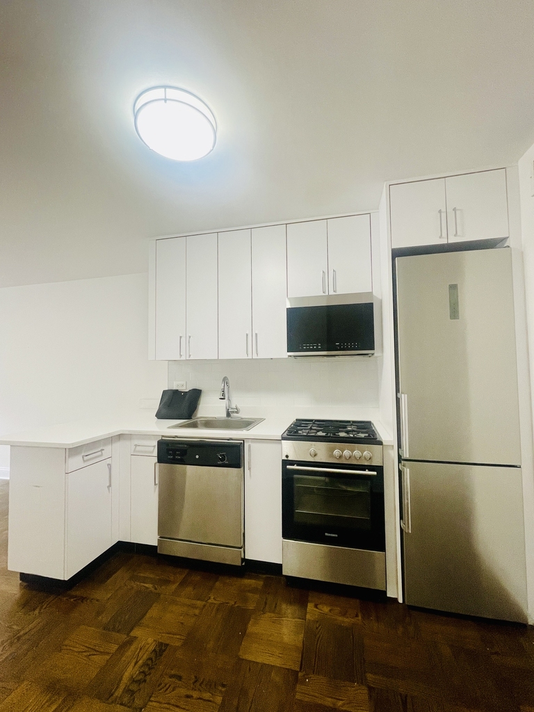 East 35th/3rd Avenue - Photo 4