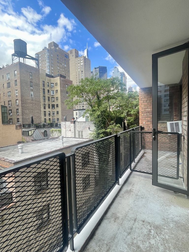 East 35th/3rd Avenue - Photo 2