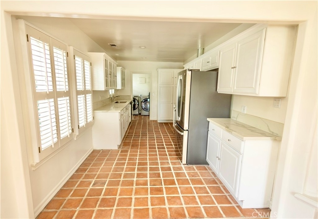 446 S La Peer Drive - Photo 9