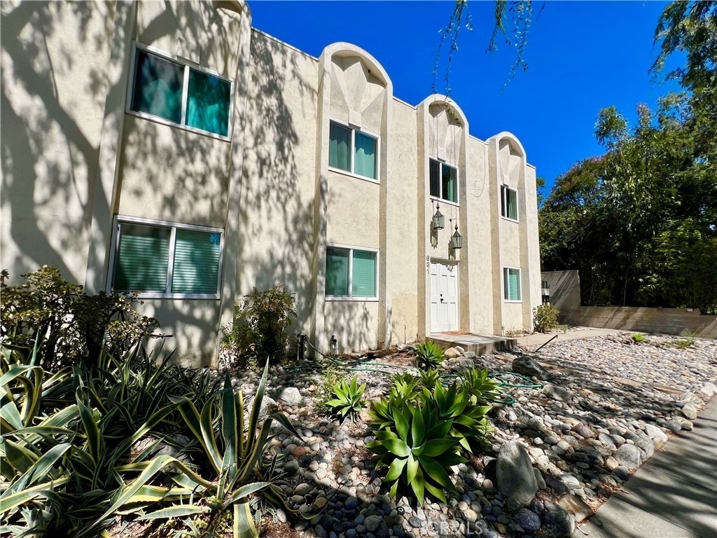631 N Harvard Ave - Photo 0