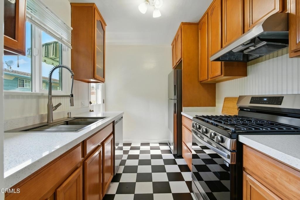 1545 1/2 Riverside Drive - Photo 0