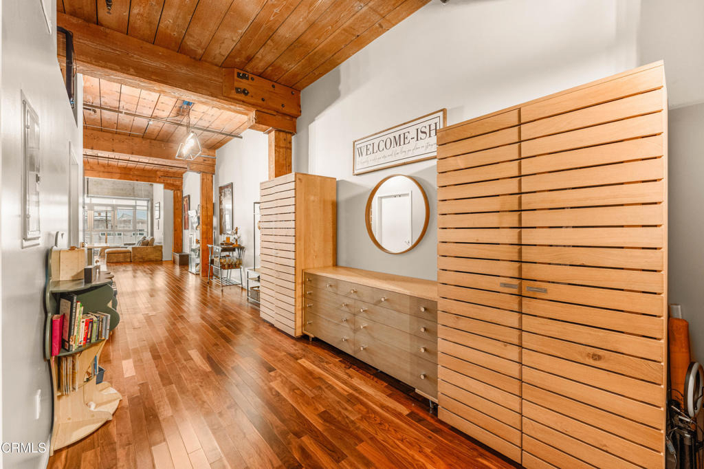 530 S Hewitt Street - Photo 2