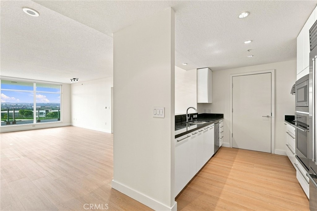 3141 Michelson - Photo 7