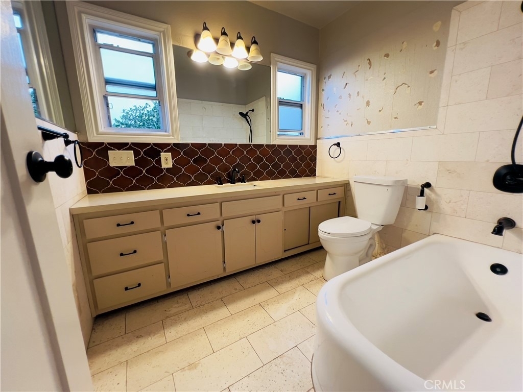 656 W 117th - Photo 6