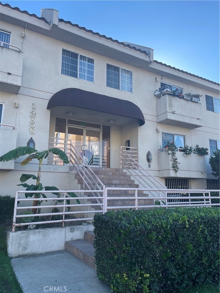 14758 Magnolia Blvd - Photo 0