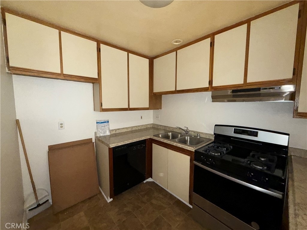14758 Magnolia Blvd - Photo 6