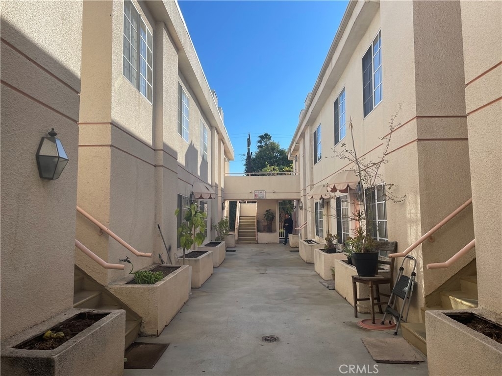 14758 Magnolia Blvd - Photo 9