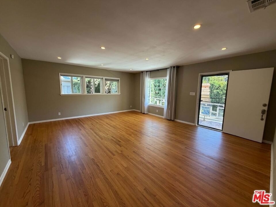 3283 Kelton Avenue - Photo 11