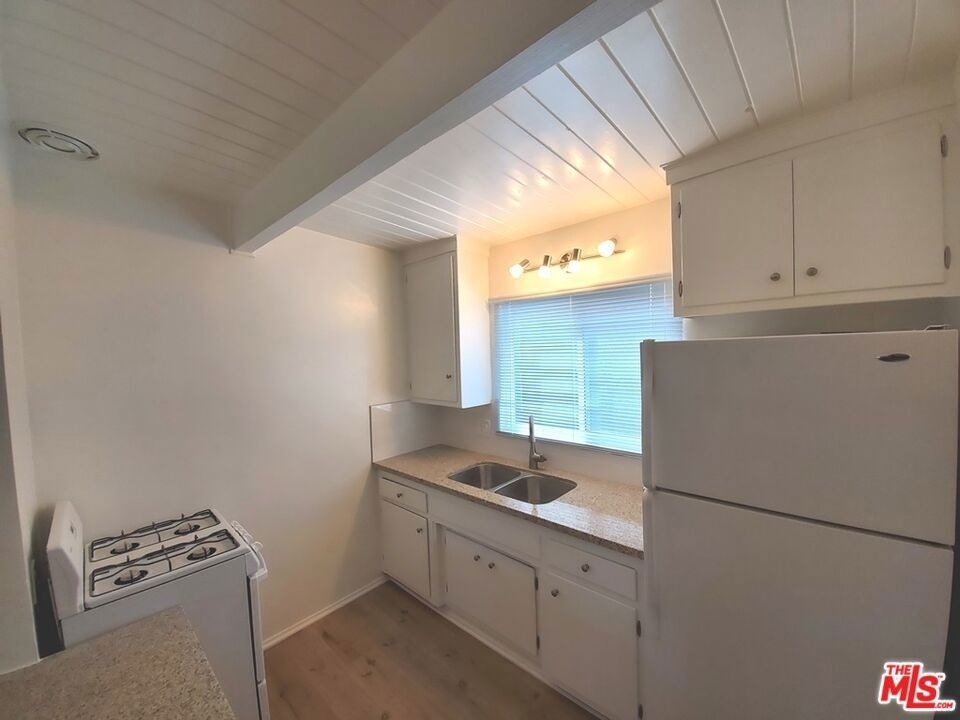 10333 Santa Monica Boulevard - Photo 8