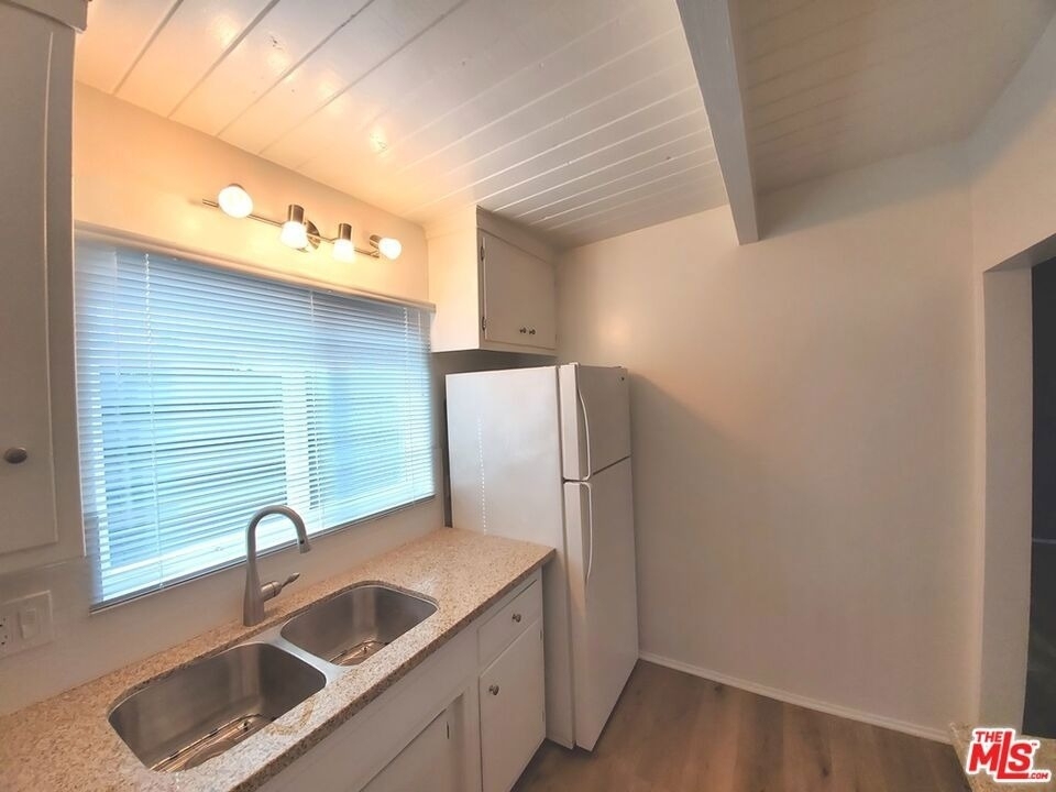 10333 Santa Monica Boulevard - Photo 9