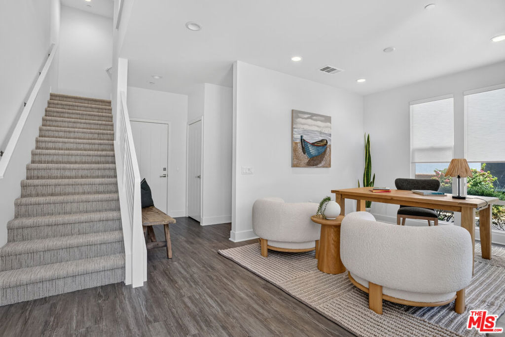 1678 Topanga - Photo 2