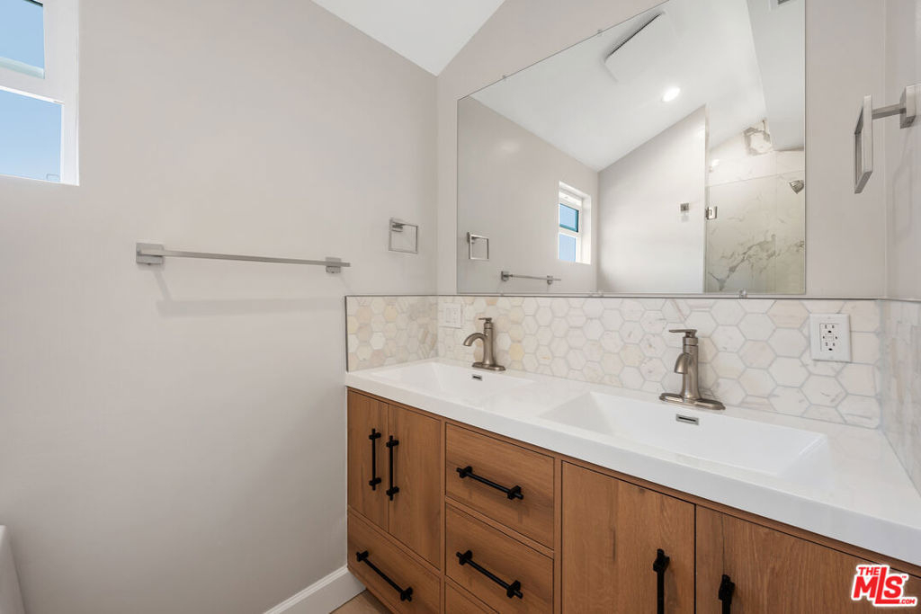 2329 Selby Avenue - Photo 12