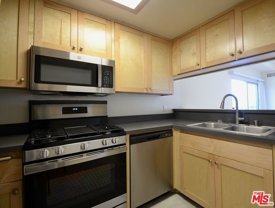 1348 N Sierra Bonita Avenue - Photo 3