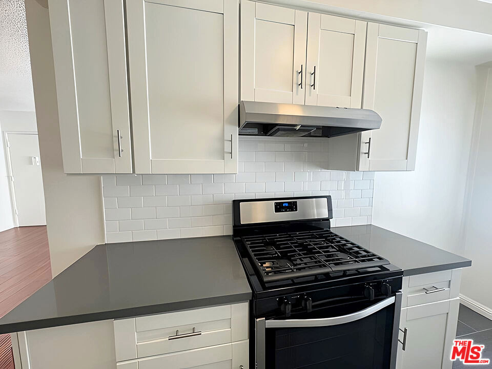 1026 N Genesee Avenue - Photo 6