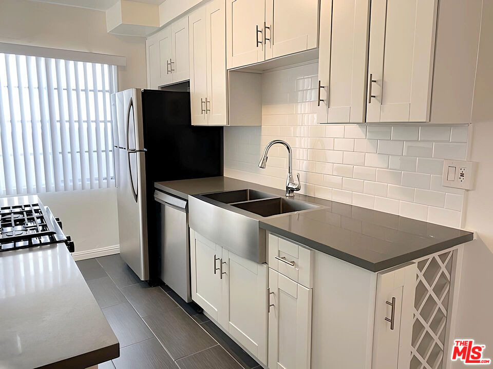 1026 N Genesee Avenue - Photo 10