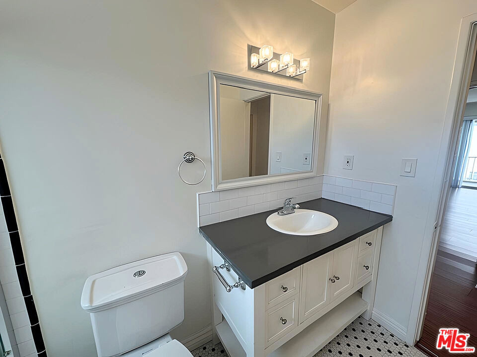 1026 N Genesee Avenue - Photo 17