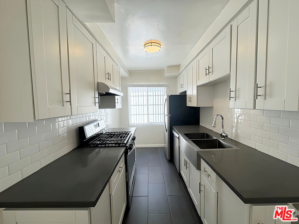 1026 N Genesee Avenue - Photo 4