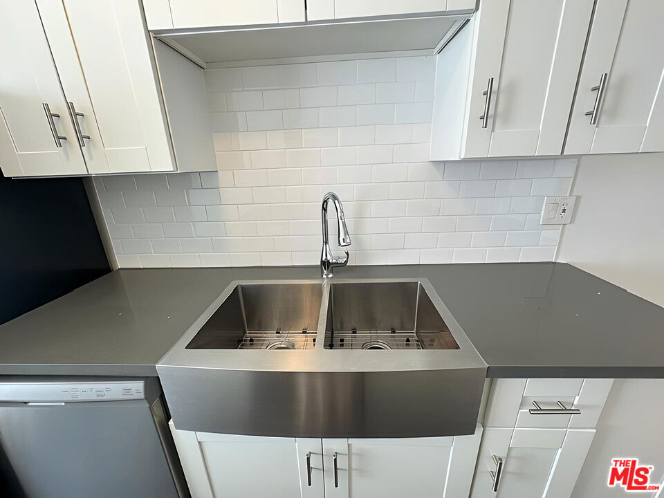 1026 N Genesee Avenue - Photo 7